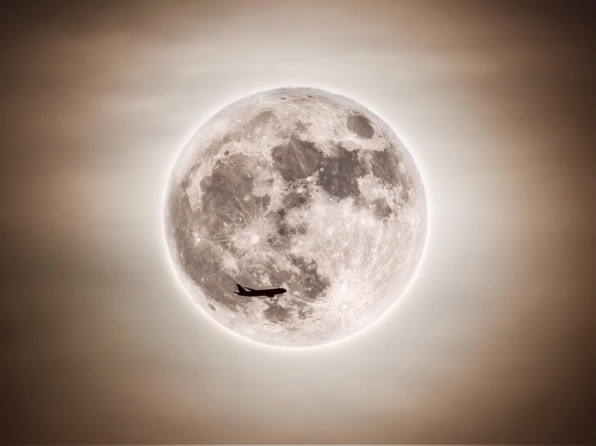 تصویر جادویی از شکار لحظه عبور بوئینگ ۷۶۷ از برابر ابرماه + عکس