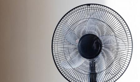 مضرات خوابیدن مقابل پنکه روشن