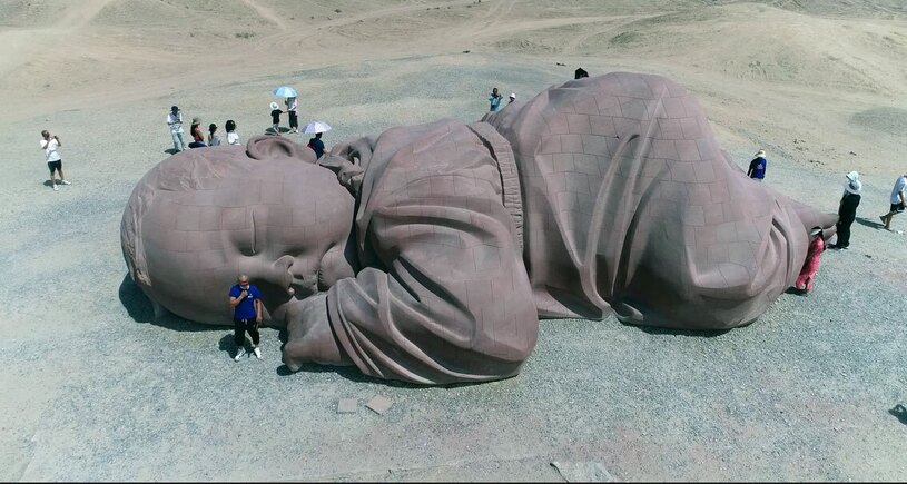 مجسمه غول پیکر در صحرای 