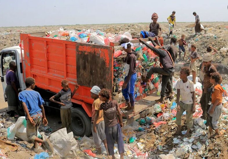 جوانان یمنی در حال جمع آوری زباله های قابل بازیافت + عکس