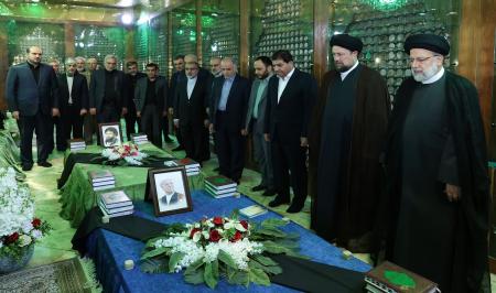 فاتحه خوانی رئیس جمهور بر مزار آیت الله هاشمی+عکس