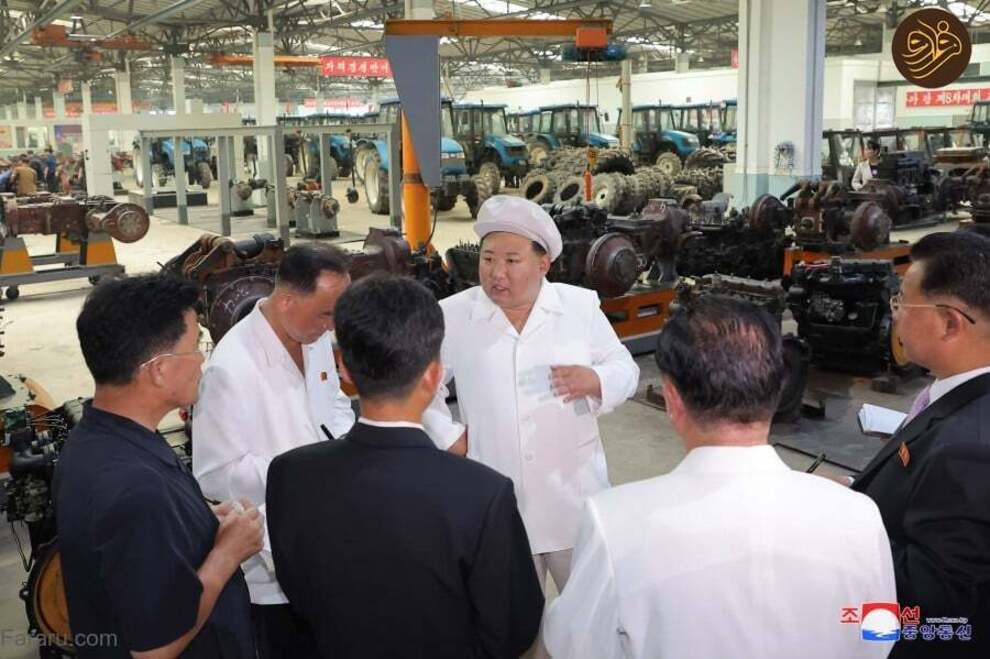 رهبر کره شمالی در کارخانه تراکتورسازی+عکس