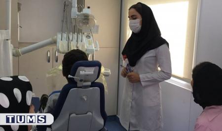 استقرار کلینیک سیار دندانپزشکی و ارائه خدمات رایگان در دو روستای محروم تهران 