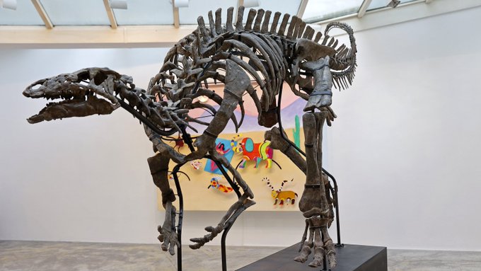 حراج اسکلت یک دایناسور ۵ متری در پاریس+عکس