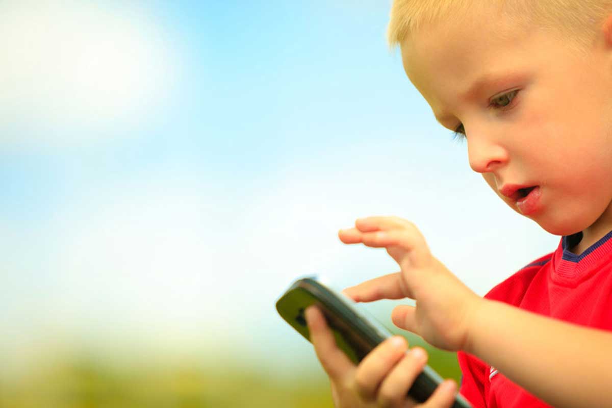 خطرات استفاده زیاد کودکان از صفحه نمایش‌های دیجیتال