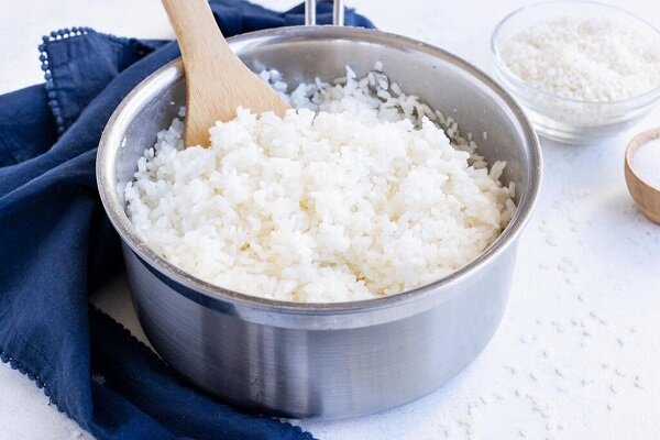 برنج پخته شده تا چه مدت در یخچال سالم می‌ماند؟