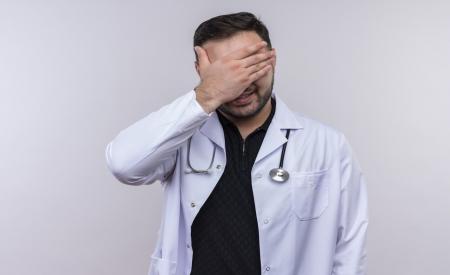 چطور بفهمیم شخصی پزشک‌نماست؟/اینفوگرافیک