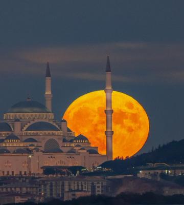تصویر زیبایی از ماه کامل در استانبول+عکس