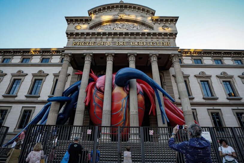 نصب مجسمه ای بزرگ از قلب انسان در دانشکده پزشکی بارسلونا + عکس