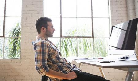 شیوه صحیح نشستن روی صندلی این گونه است