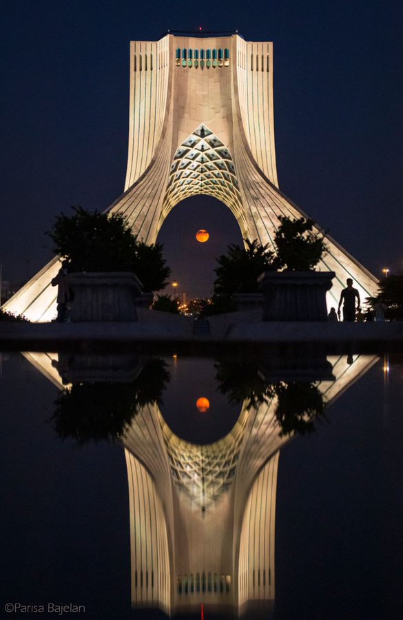 تصویر دیدنی از ماه کامل در کنار برج آزادی+عکس