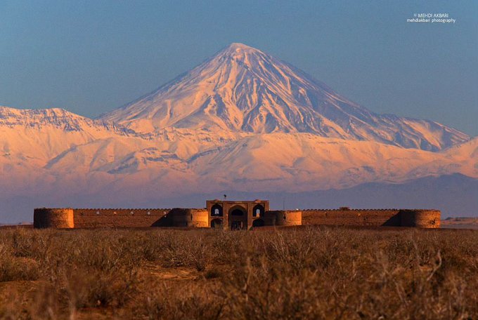 منظره قله دماوند و کاروانسرای دیر گچین +عکس