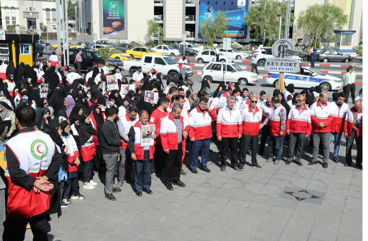 تجمع امدادگران هلال‌احمر در فرودگاه مهرآباد برای اعزام به فلسطین