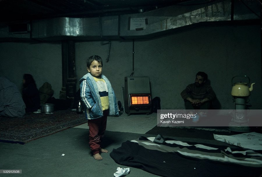 پناهگاهی در تهران به هنگام حمله موشکی عراق+عکس