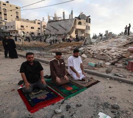 نماز فلسطینیان در کنار ویرانه های خانه هایشان + عکس
