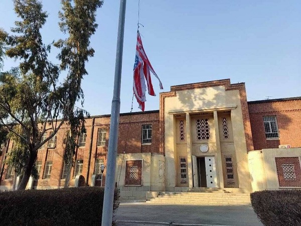 تصاویری تاریخی از جلوی سفارت آمریکا در بهمن ۵۷