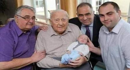 نوزادی که موفق شد با جدش عکس بگیرد+عکس