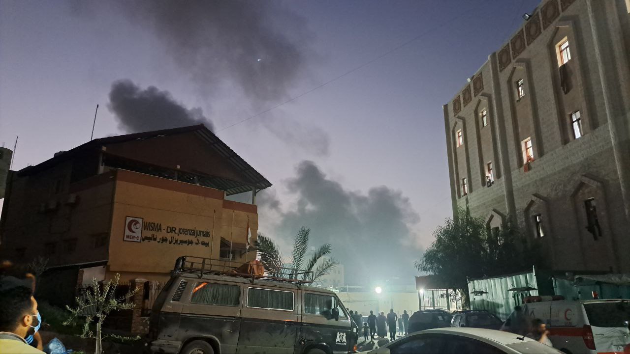 شلیک بمب‌های دودزا به سمت بیمارستان اندونزی در غزه + عکس