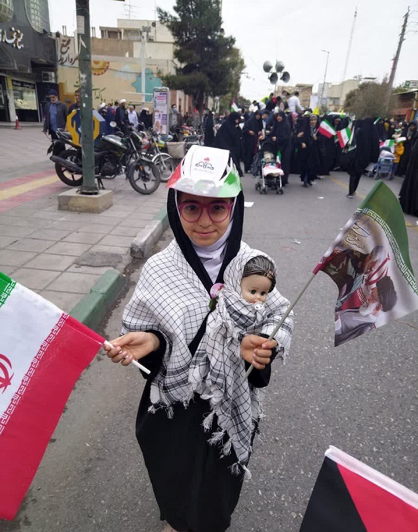 تیپ خاص یک کودک دختر در روز ۱۳آبان با عروسکش+ تصویر