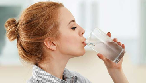 اهمیت نوشیدن آب در بدن انسان+ اینفوگرافیک