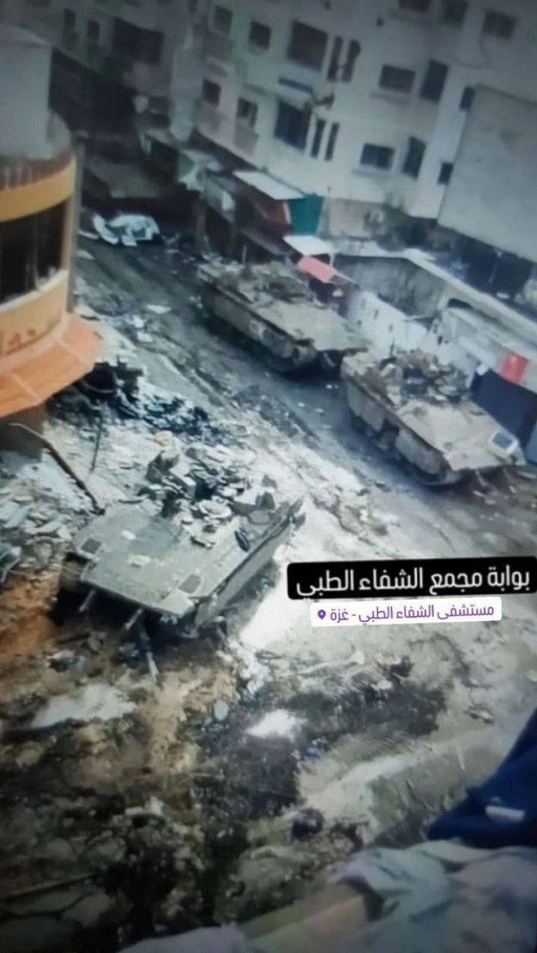 تصویری از ورودی بیمارستان الشفا غزه و حضور زرهی های ارتش تروریستی رژیم صهیونیستی