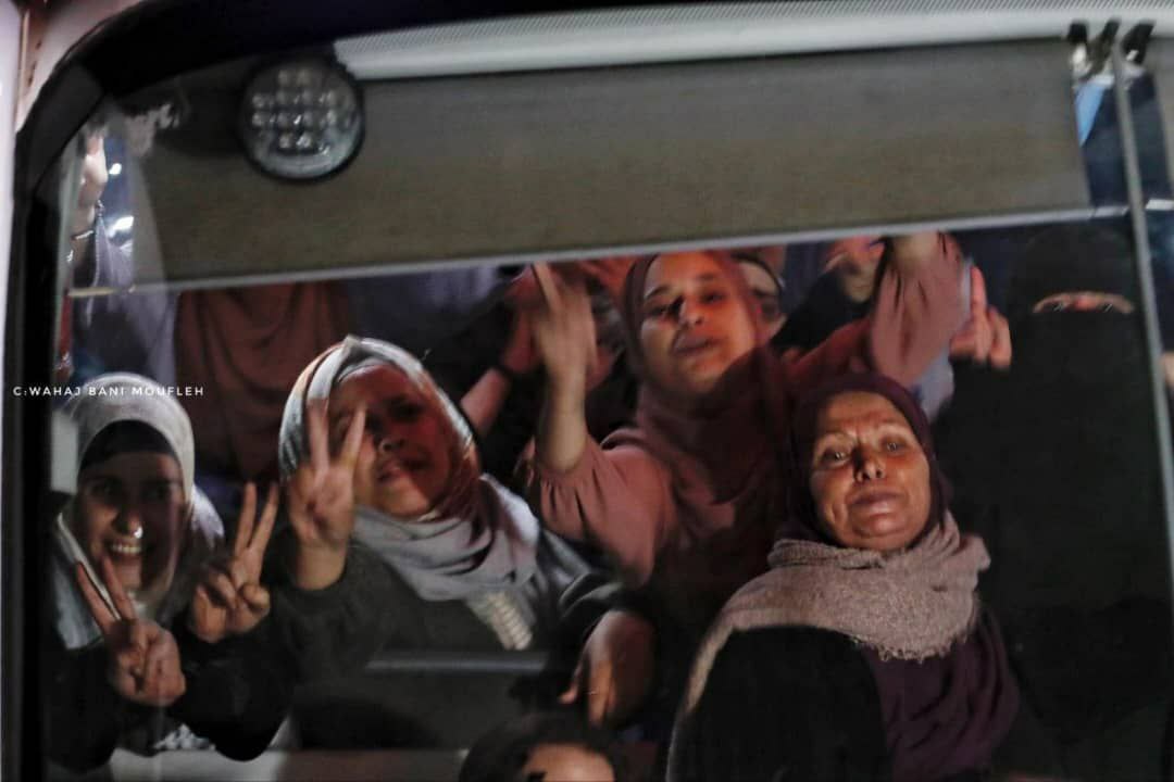 لبخندها و نشانه پیروزی زنان آزاد شده فلسطینی + عکس