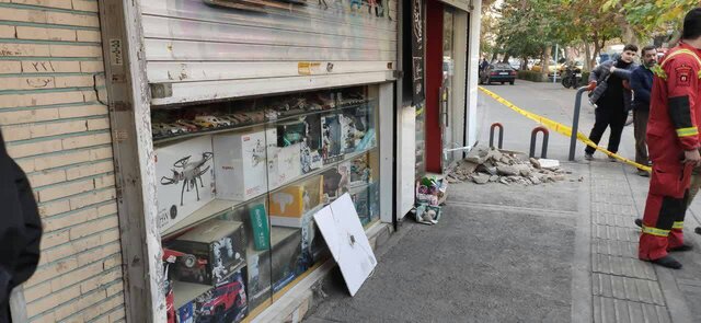 تصاویری تلخ از ریزش سقف یک مغازه بر سر زن جوان