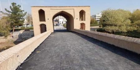 تصویر عجیب از ایزوگام کردن قدیمی ترین پل اصفهان+عکس