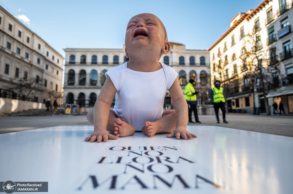 تصویری از  یک مجسمه بیش از حد واقع گرایانه  یک نوزاد در اسپانیا +عکس