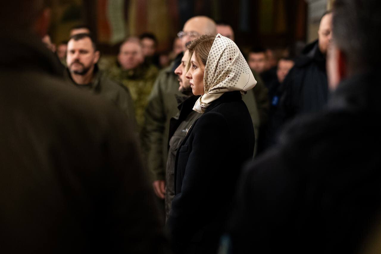 همسر زلنسکی در یک مراسم یادبود با پوشش و حجاب روسری حاضر شد +عکس