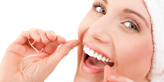 توصیه دندانپزشکان استفاده از نخ دندان است  یا خلال دندان؟
