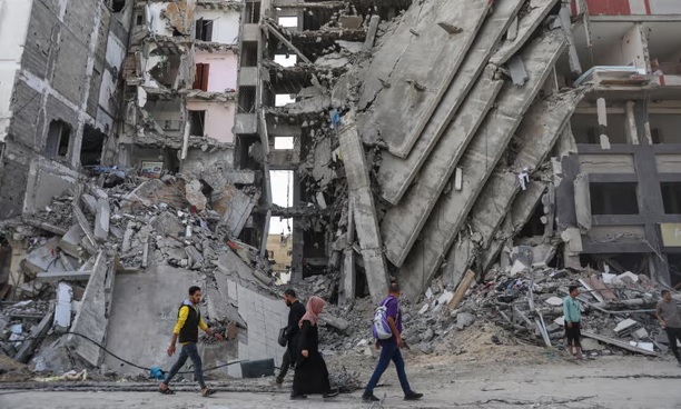 سقوط یک طرف برج مسکونی در غزه  در اثر شدت انفجار 