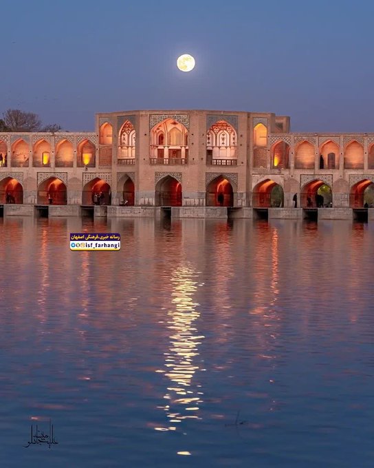 پل خواجوی زیبا و پر آب در شب+عکس