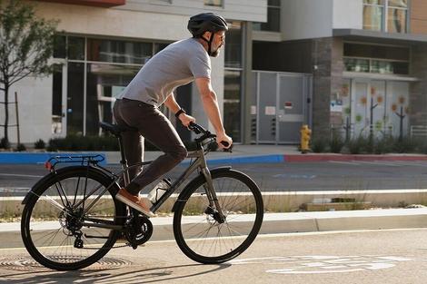 دوچرخه سواری که 130 کیلومتر بدون کنترل فرمان با دست رکاب زد+ تصاویر