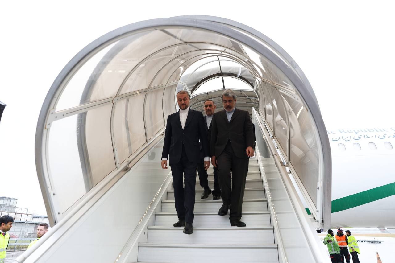 ورود وزیر امور خارجه به فرودگاه ژنو + عکس
