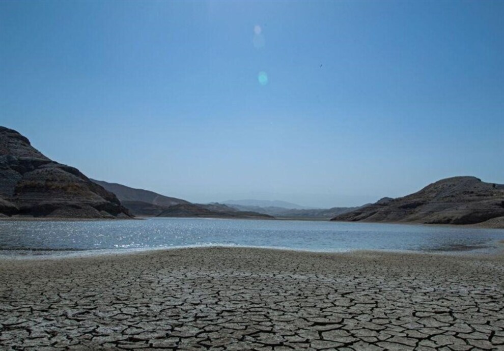 سدی که در نخستین روزهای زمستان از کم‌آبی خشک شد+عکس