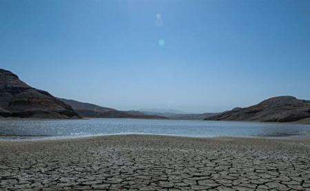 سدی که در نخستین روزهای زمستان از کم‌آبی خشک شد+عکس