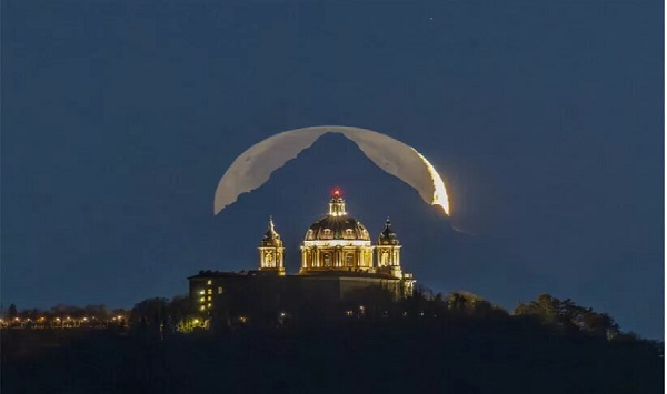 عکاسی که کلیسای سوپرگا را وسط کوه مونویزو قرار داد و مرکز ماه را در نوک کوه! 