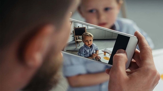 ضربه ای غیرقابل جبران که والدین  در استفاده از عکس و فیلم کودکان شان در فضای مجازی وارد می کنند
