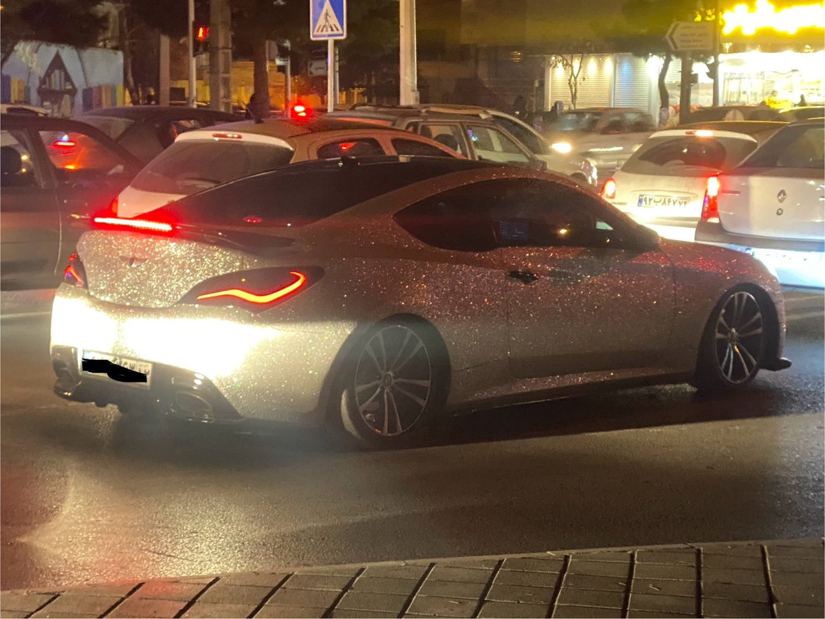 تصویری از تزئین جالب یک ماشین در خیابان‌های تهران+عکس