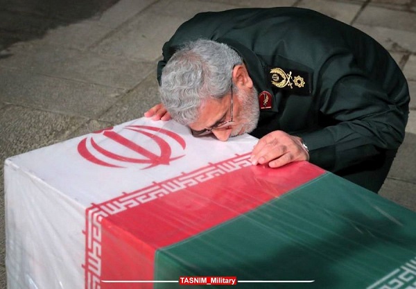 بوسه فرمانده نیروی قدس سپاه بر پیکر شهید سیدرضی موسوی+ تصویر