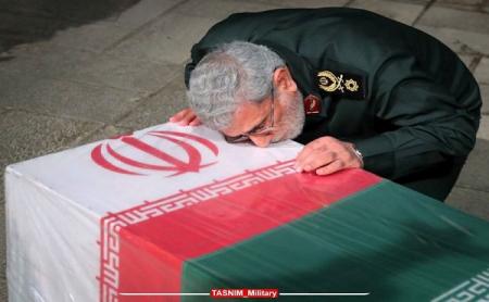 بوسه فرمانده نیروی قدس سپاه بر پیکر شهید سیدرضی موسوی+ تصویر