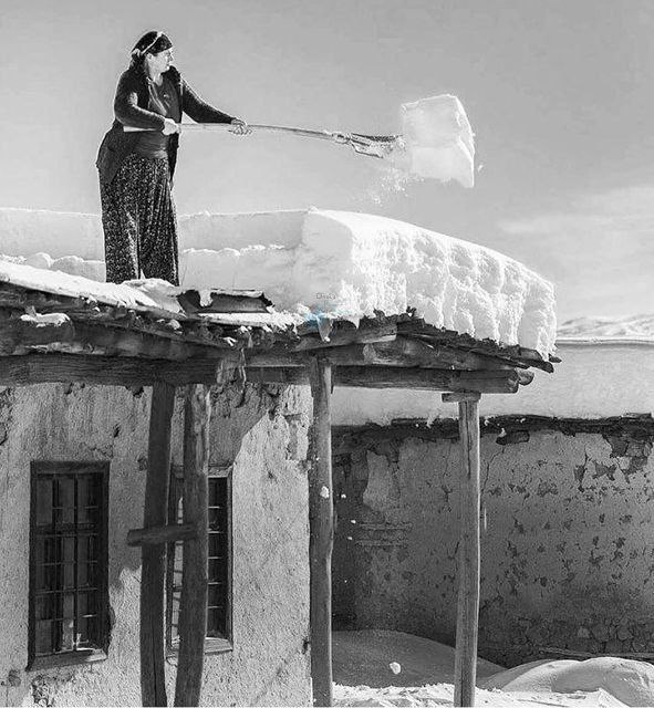 پارو کردن برف از روی سقف خانه در یکی از روستاهای کردستان+عکس