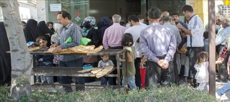 ابتکار جالب یک نانوایی برای معطل نشدن مشتری‌ها+عکس