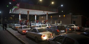 تصویری باورنکردنی از صف بنزین در سال ۱۳۵۷