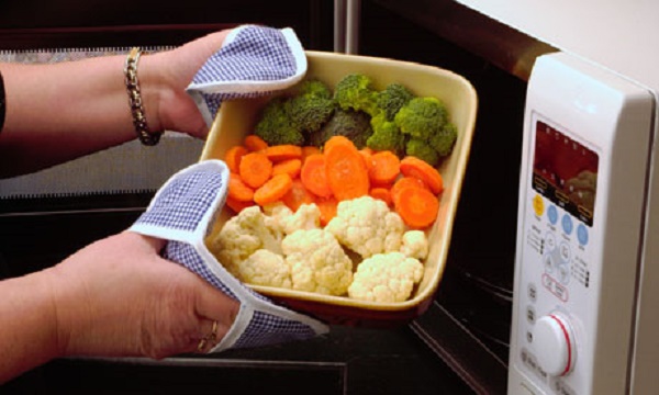 آیا گرم کردن غذا در ظروف پلاستیکی سرطان زا است؟ 