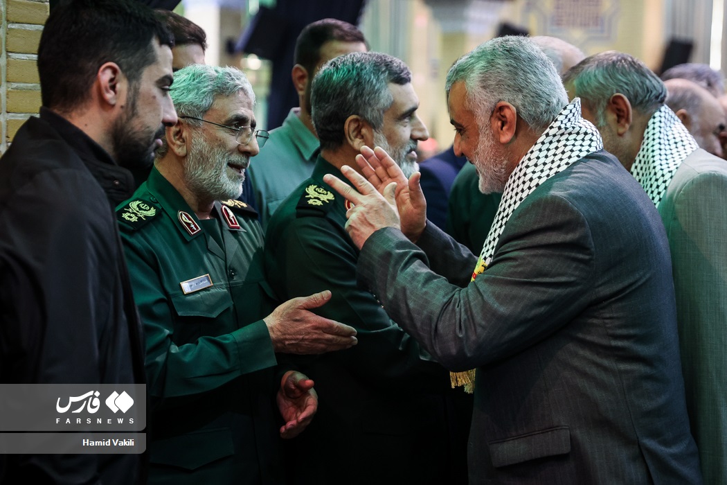 تعجب چهره های نظامی از شباهت شخصی به حاج قاسم  + عکس
