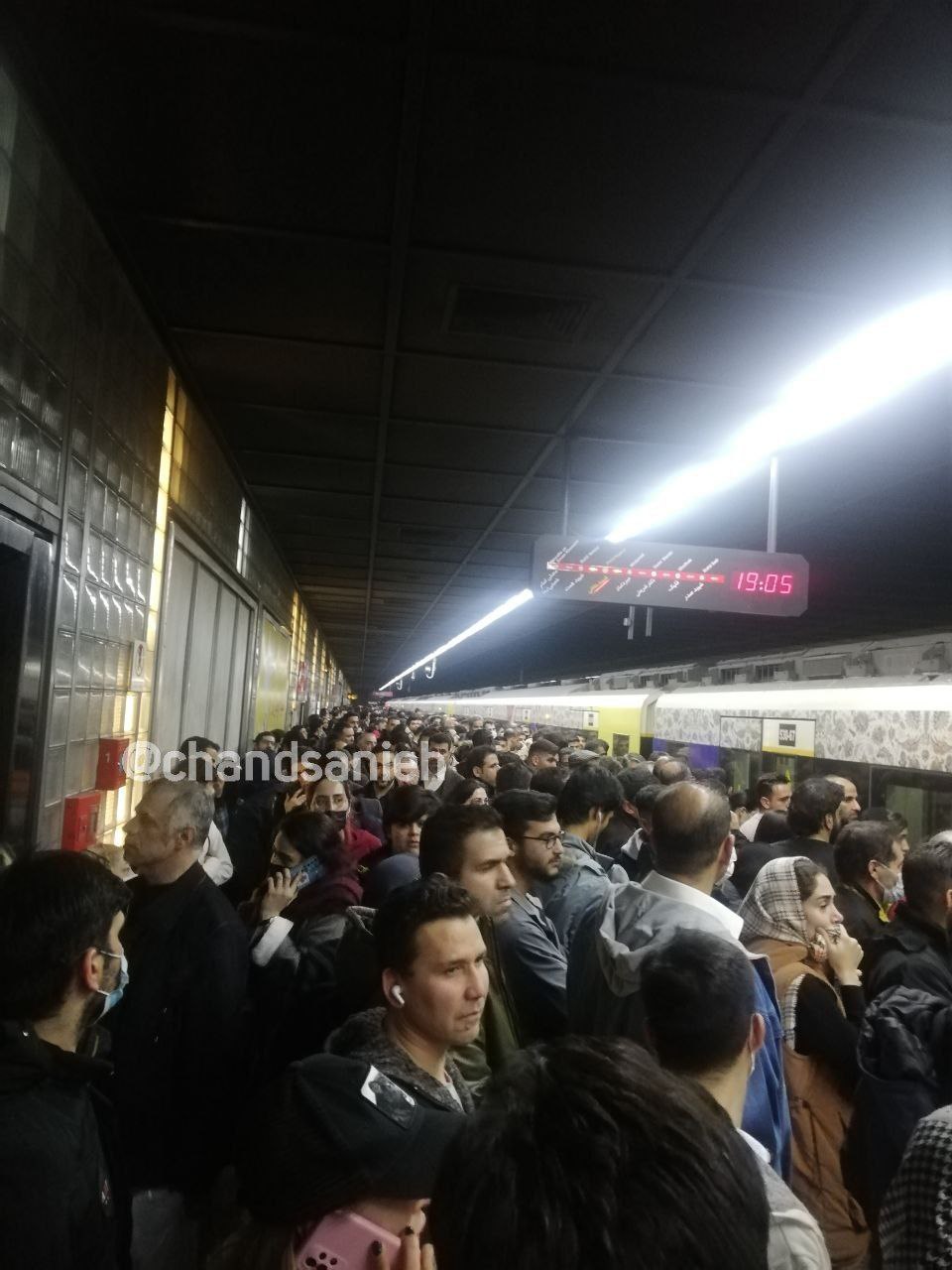 تصویری از ازدحام شدید در مترو تهران+عکس