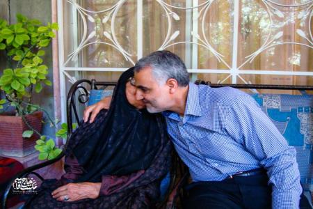 شهید حاج قاسم سلیمانی در کنار مادرشان +‌ عکس