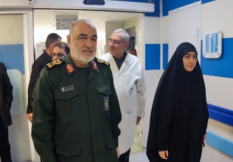 عیادت دختر حاج قاسم از مجروحان انفجار تروریستی کرمان+عکس